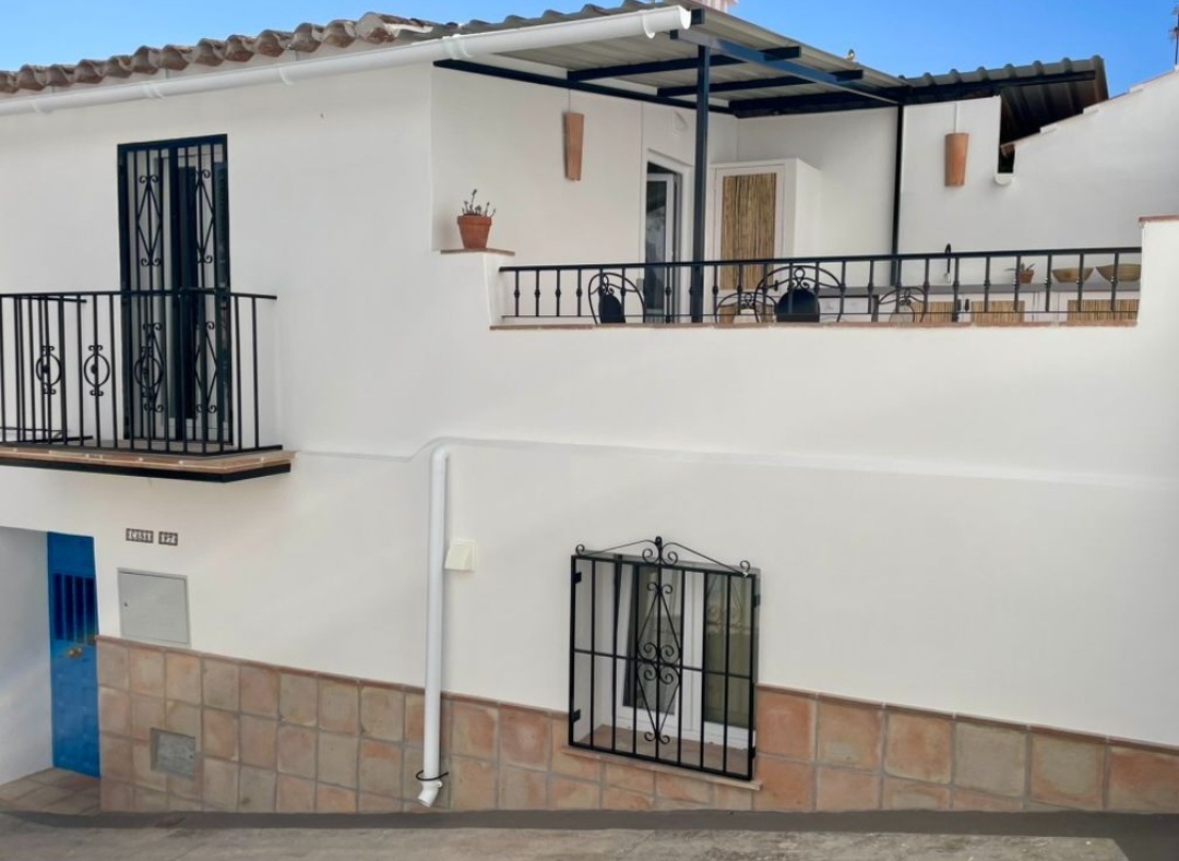 CASA DE PUEBLO TOTALMENTE REFORMADA Y LISTA PARA ENTRAR A VIVIR EN BENAMARGOSA