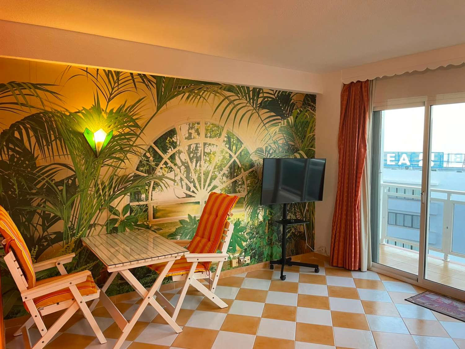 Apartamento de un dormitorio con terraza, vistas al mar y garaje en Montemar-La Carihuela