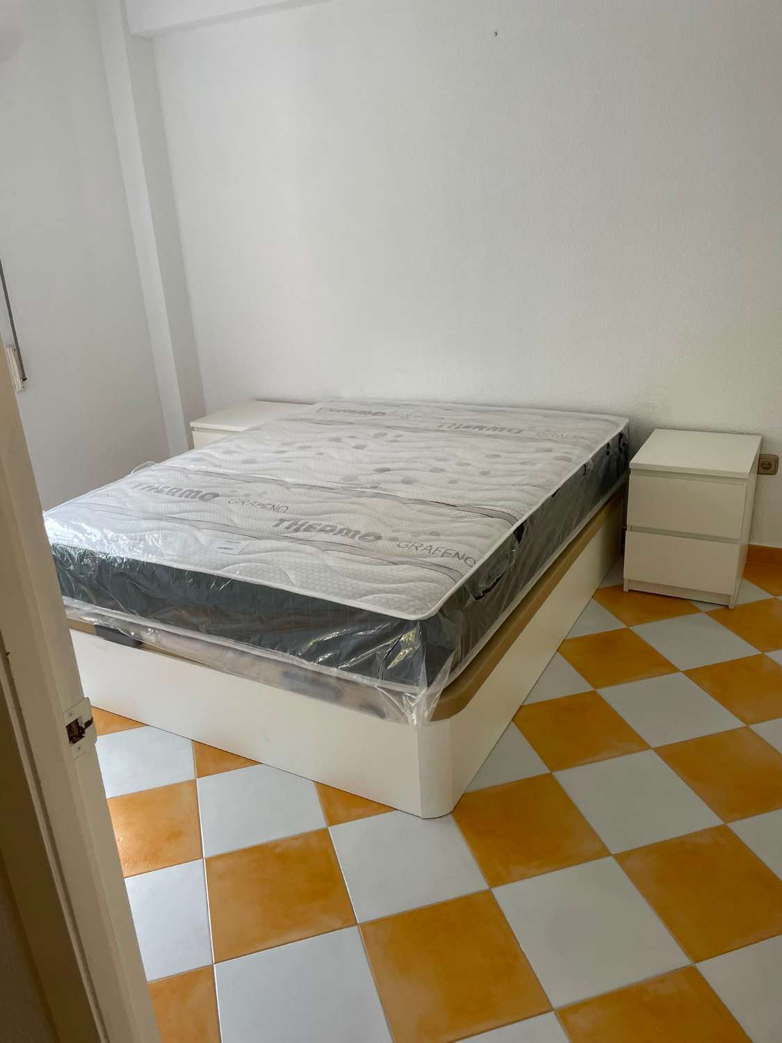 Apartamento de un dormitorio con terraza, vistas al mar y garaje en Montemar-La Carihuela