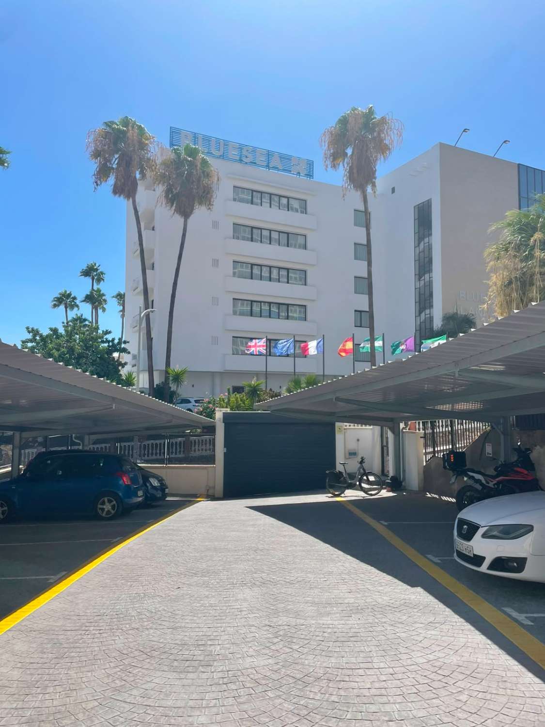 Apartamento de un dormitorio con terraza, vistas al mar y garaje en Montemar-La Carihuela