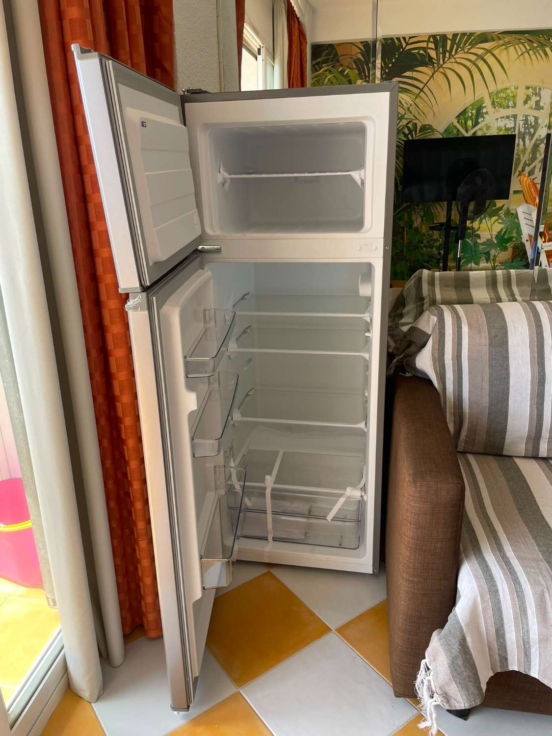 Apartamento de un dormitorio con terraza, vistas al mar y garaje en Montemar-La Carihuela