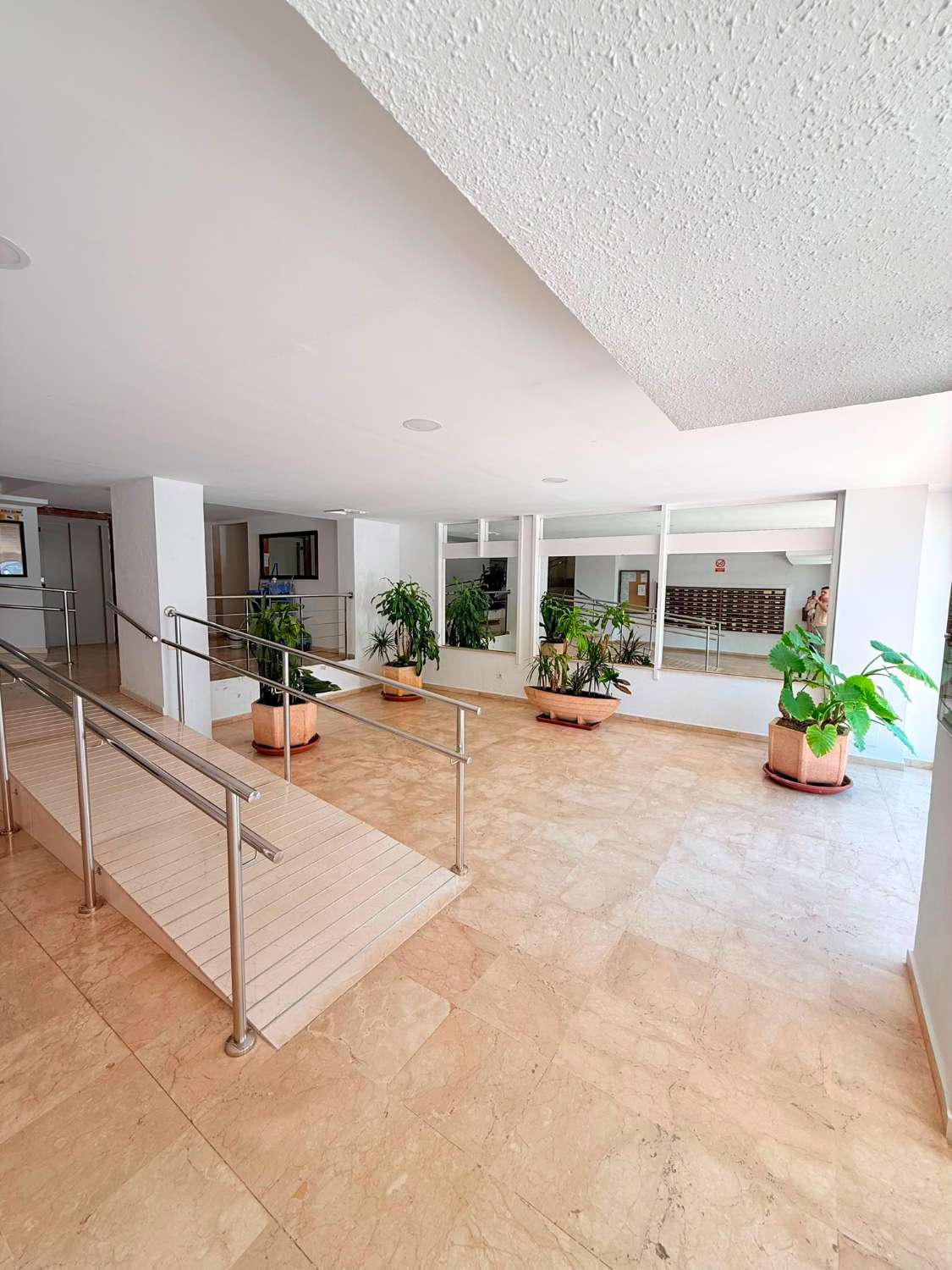 Apartamento de un dormitorio con terraza, vistas al mar y garaje en Montemar-La Carihuela