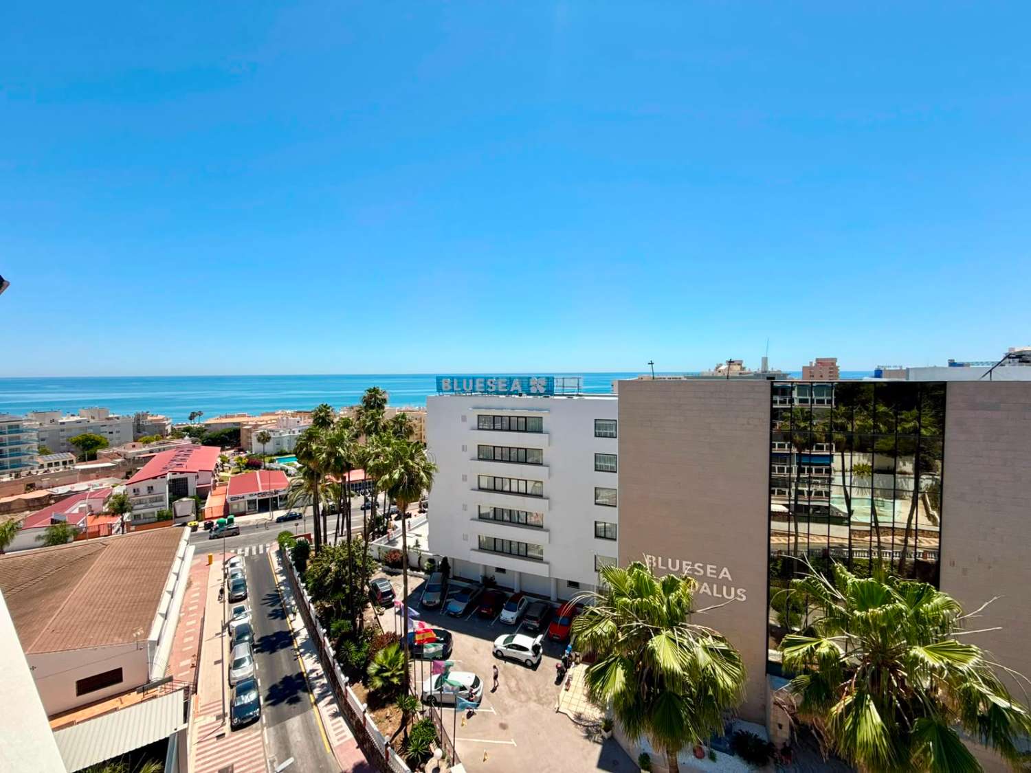 Apartamento de un dormitorio con terraza, vistas al mar y garaje en Montemar-La Carihuela