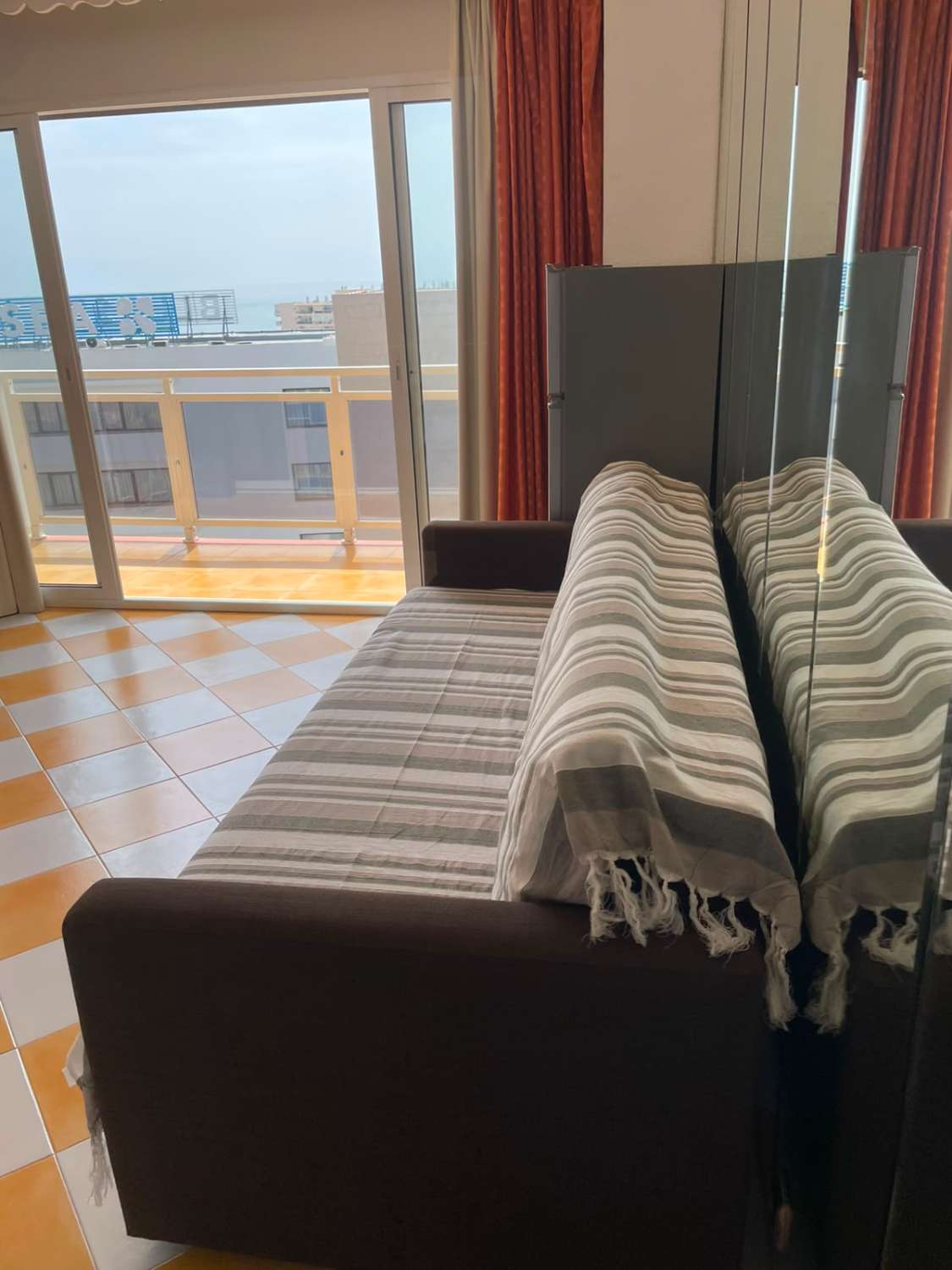 Apartamento de un dormitorio con terraza, vistas al mar y garaje en Montemar-La Carihuela
