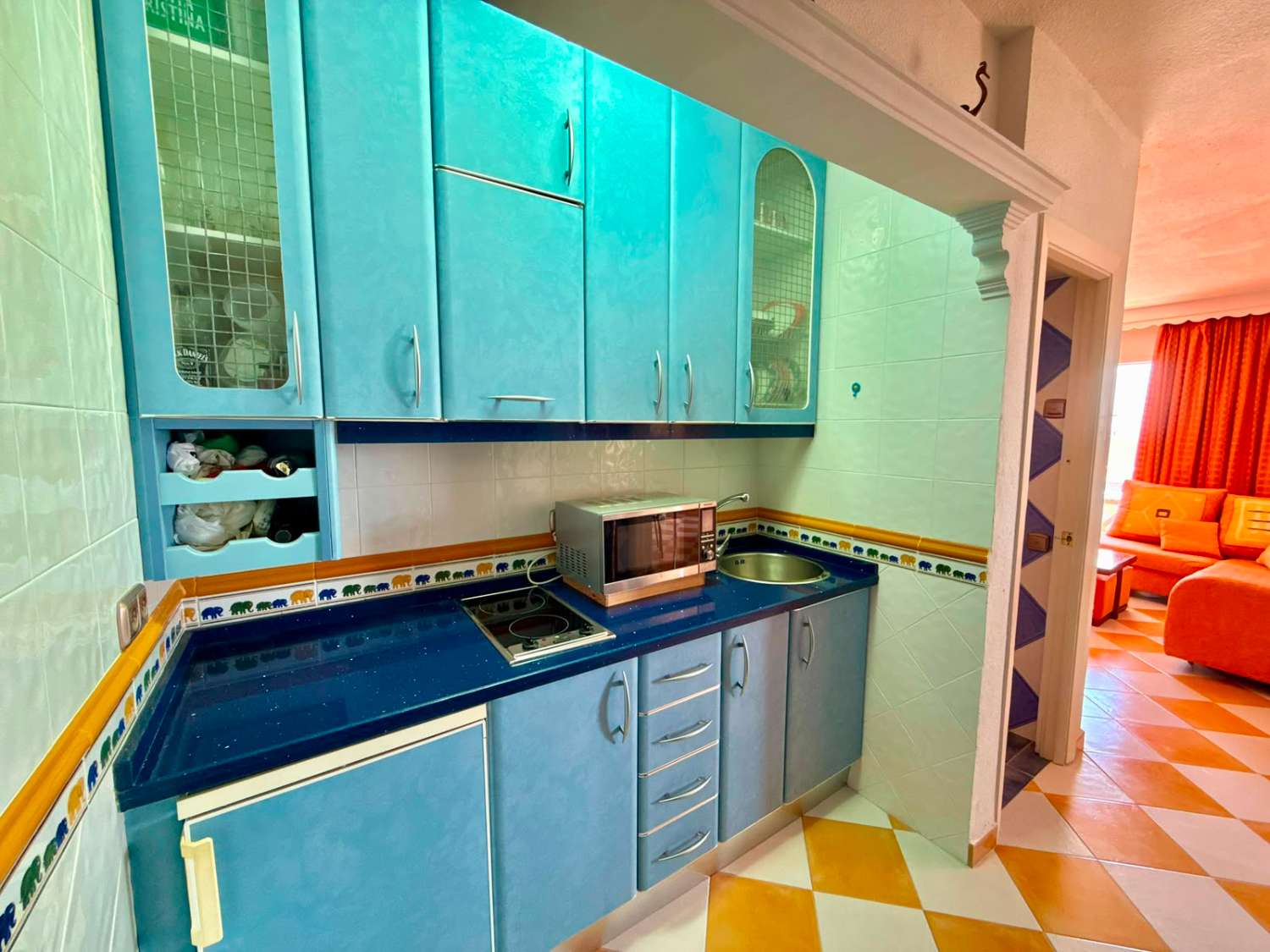 Apartamento de un dormitorio con terraza, vistas al mar y garaje en Montemar-La Carihuela