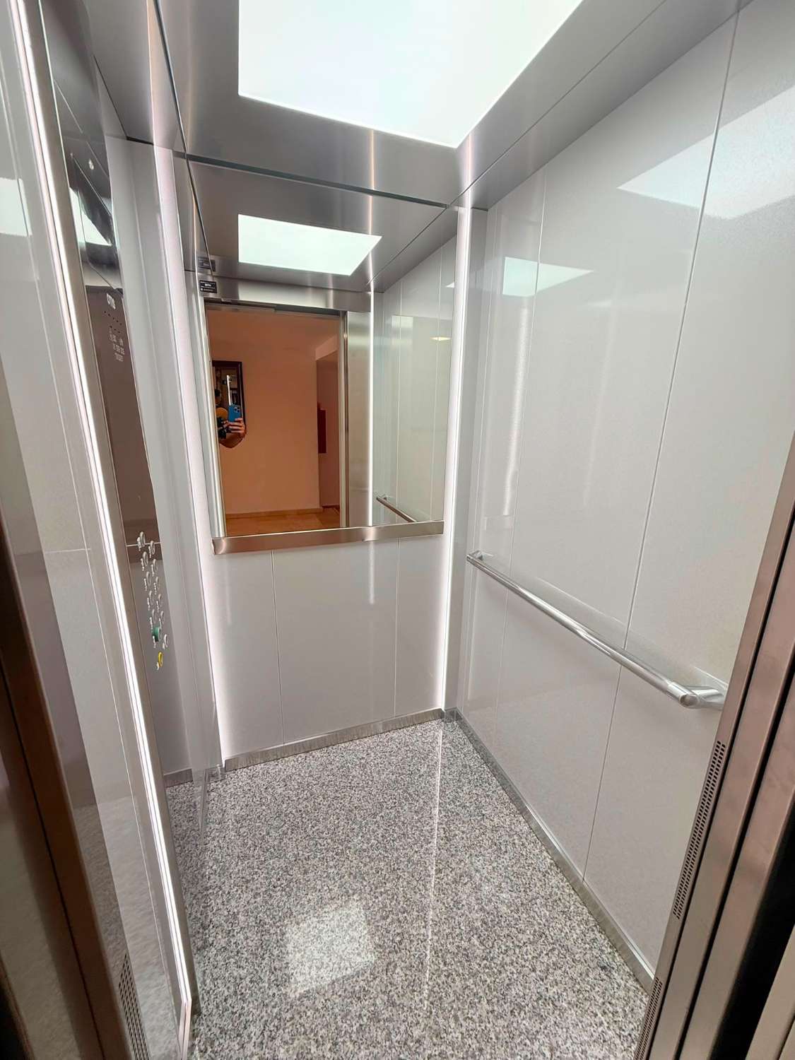 Apartamento de un dormitorio con terraza, vistas al mar y garaje en Montemar-La Carihuela