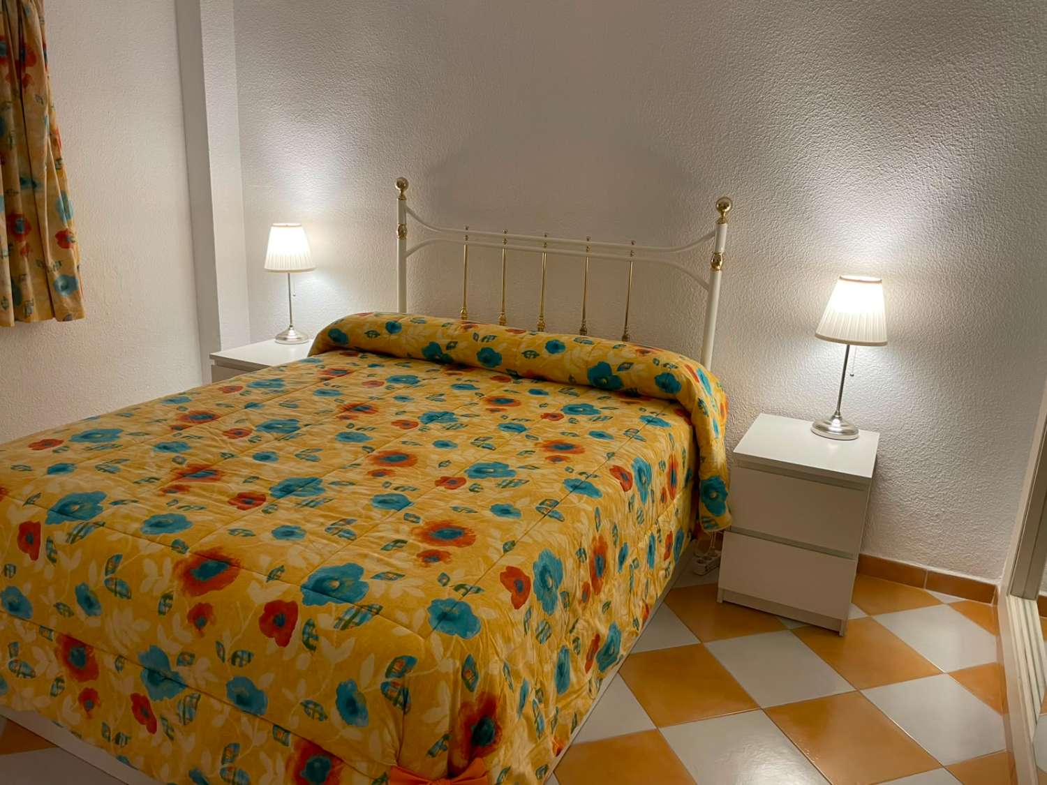 Apartamento de un dormitorio con terraza, vistas al mar y garaje en Montemar-La Carihuela