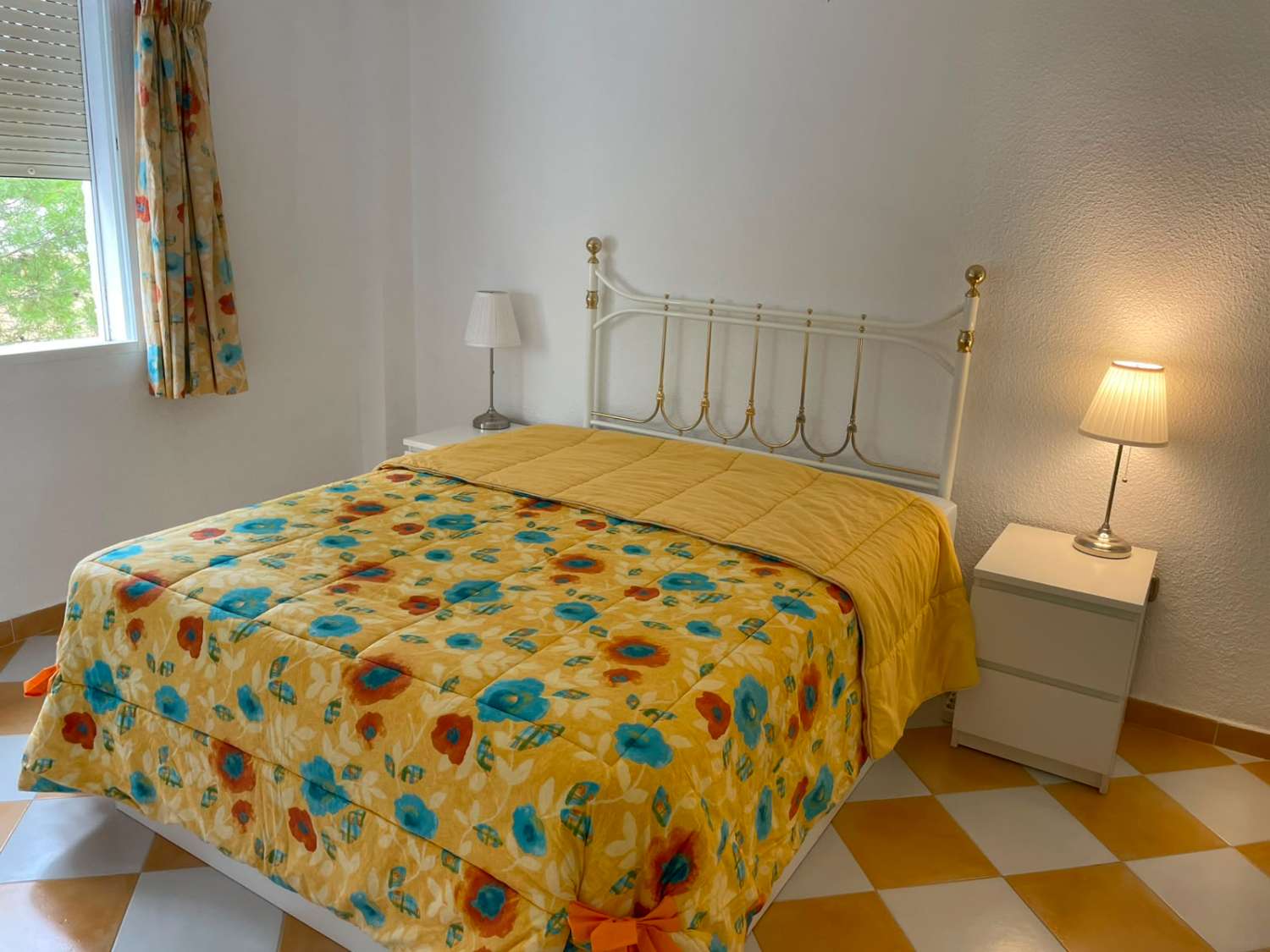 Apartamento de un dormitorio con terraza, vistas al mar y garaje en Montemar-La Carihuela