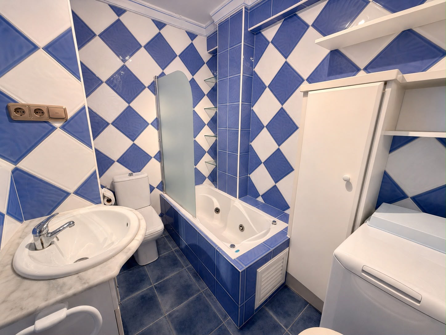 Apartamento de un dormitorio con terraza, vistas al mar y garaje en Montemar-La Carihuela
