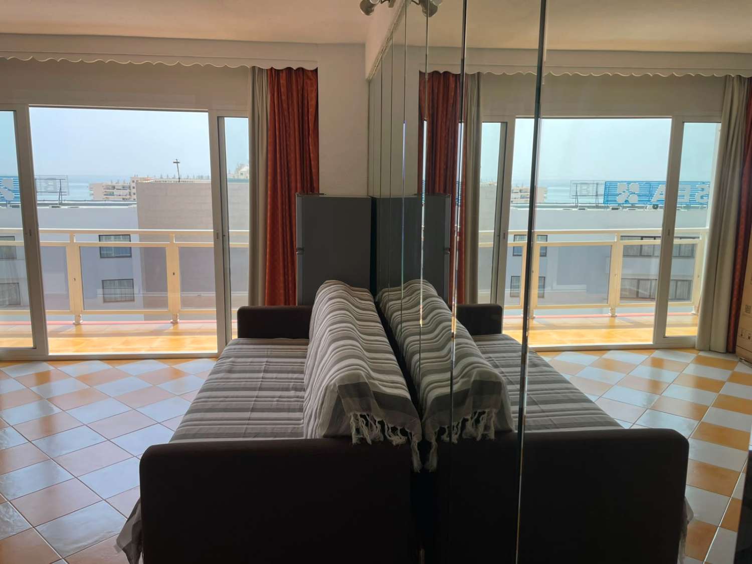 Apartamento de un dormitorio con terraza, vistas al mar y garaje en Montemar-La Carihuela