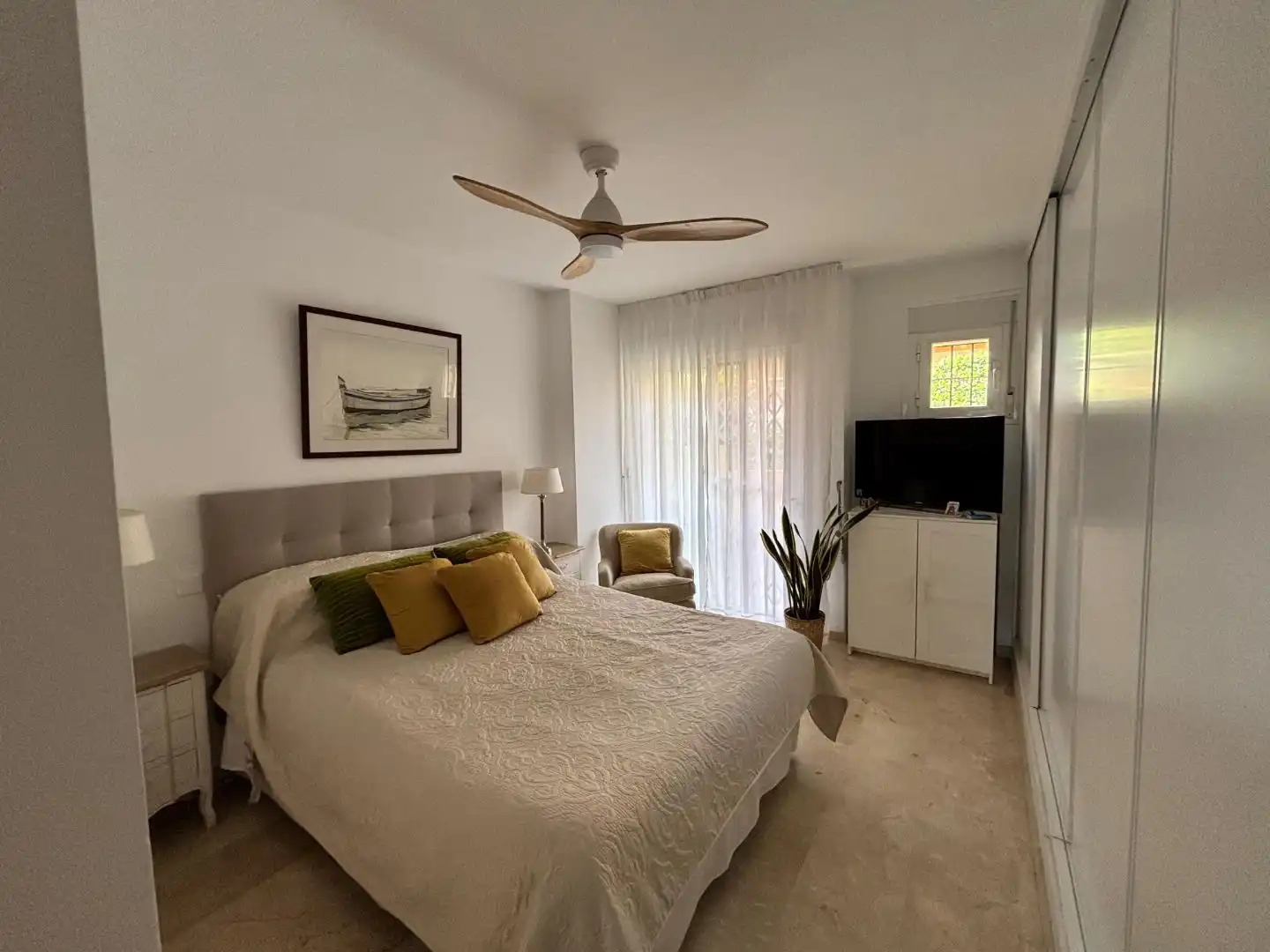 Apartamento de alquiler temporal con amplia terraza y vistas al golf en Guadalmina Alta