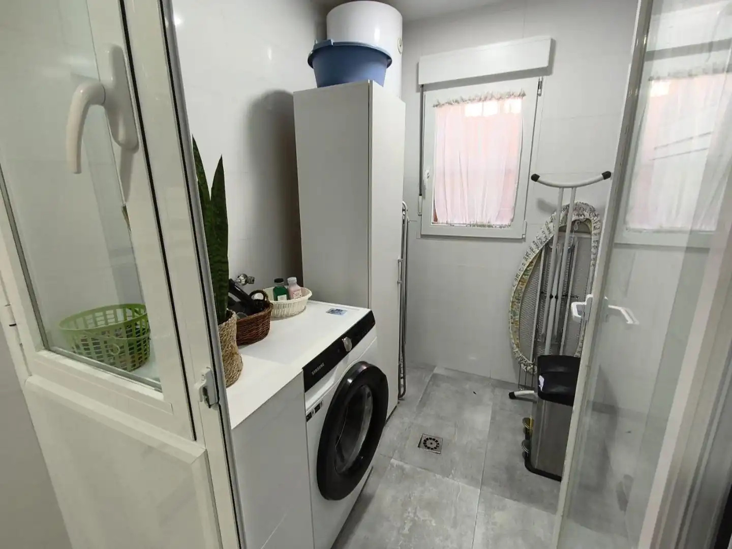 Apartamento de alquiler temporal con amplia terraza y vistas al golf en Guadalmina Alta
