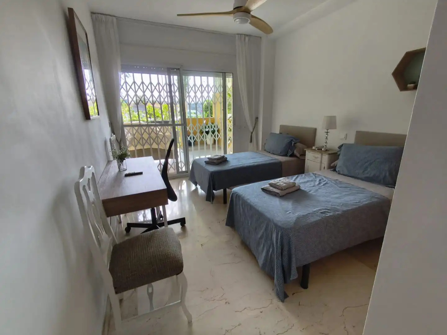 Apartamento de alquiler temporal con amplia terraza y vistas al golf en Guadalmina Alta