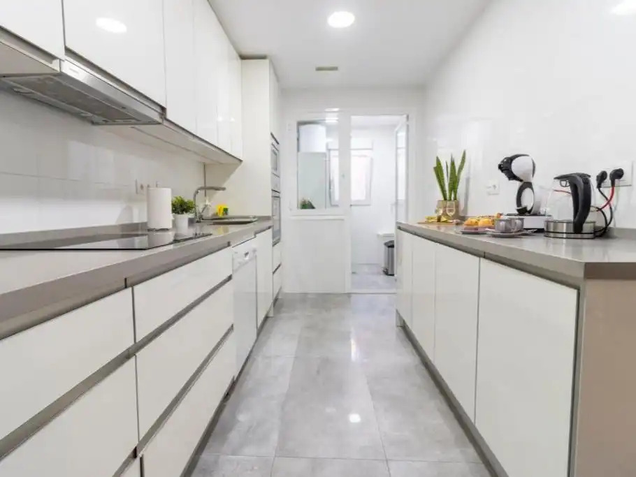 Apartamento de alquiler temporal con amplia terraza y vistas al golf en Guadalmina Alta