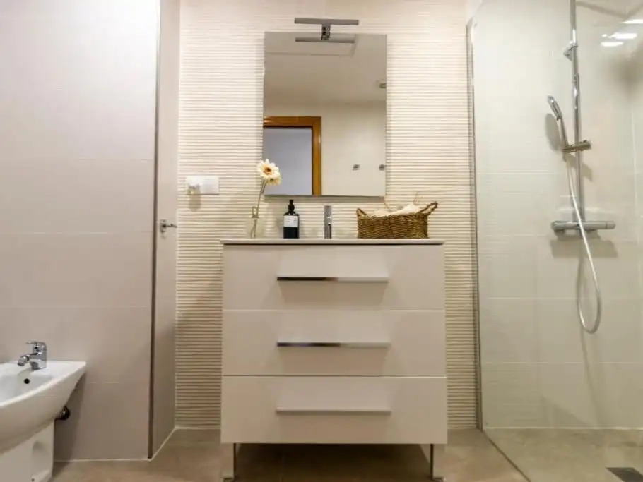 Apartamento de alquiler temporal con amplia terraza y vistas al golf en Guadalmina Alta
