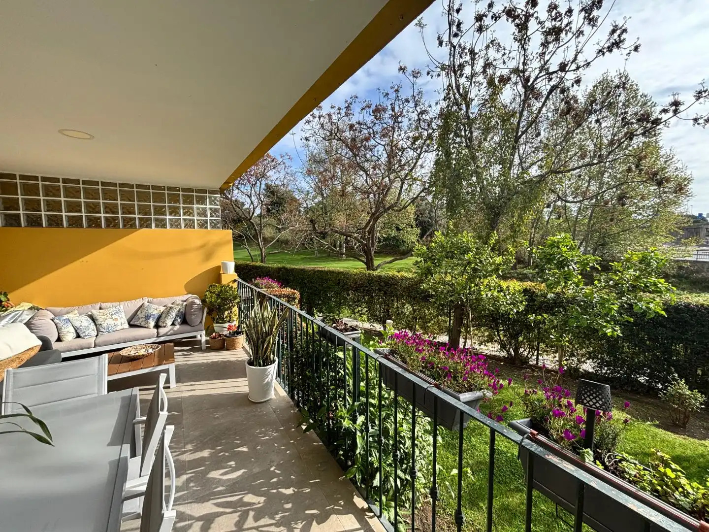 Apartamento de alquiler temporal con amplia terraza y vistas al golf en Guadalmina Alta