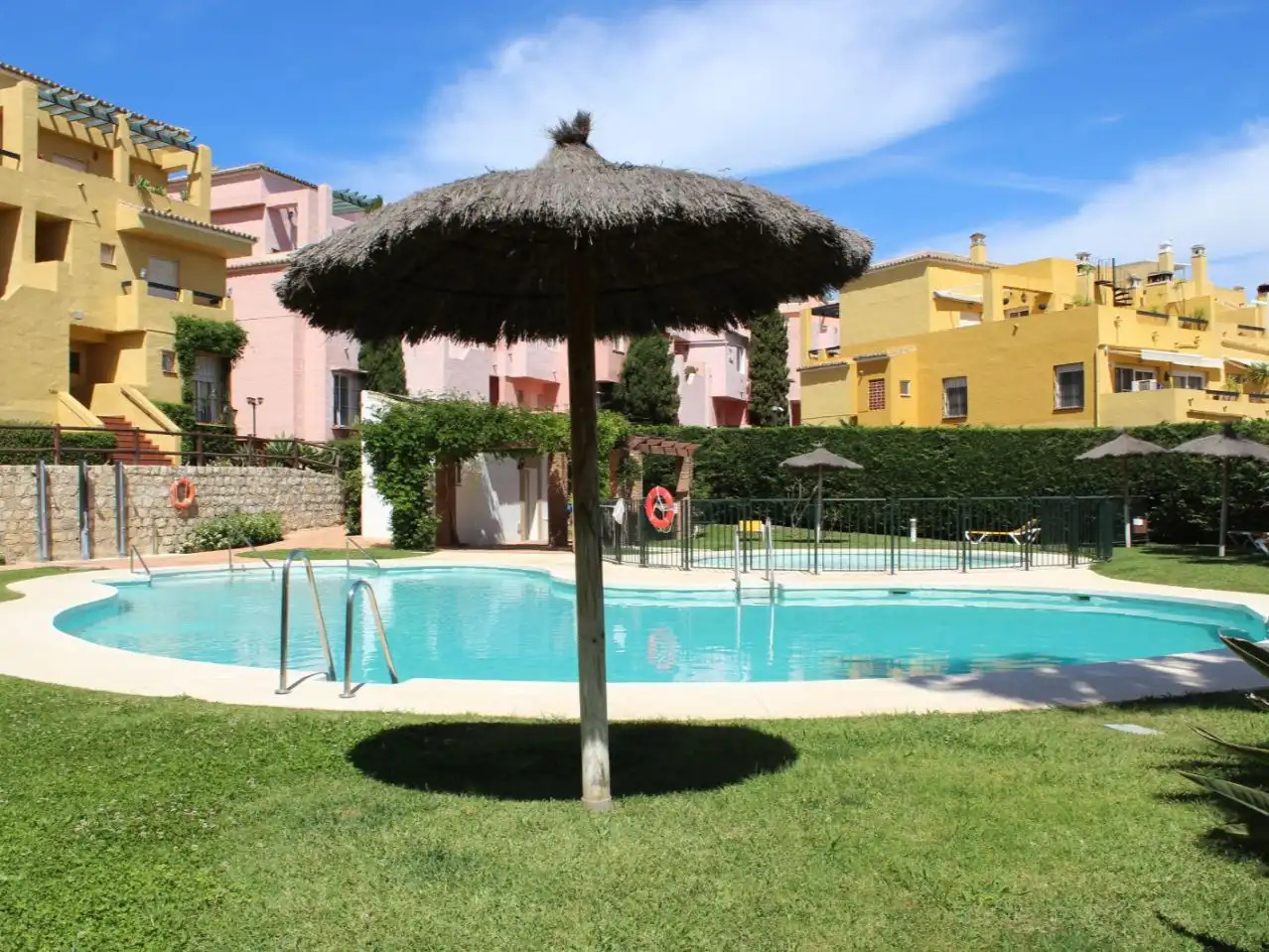 Apartamento de alquiler temporal con amplia terraza y vistas al golf en Guadalmina Alta