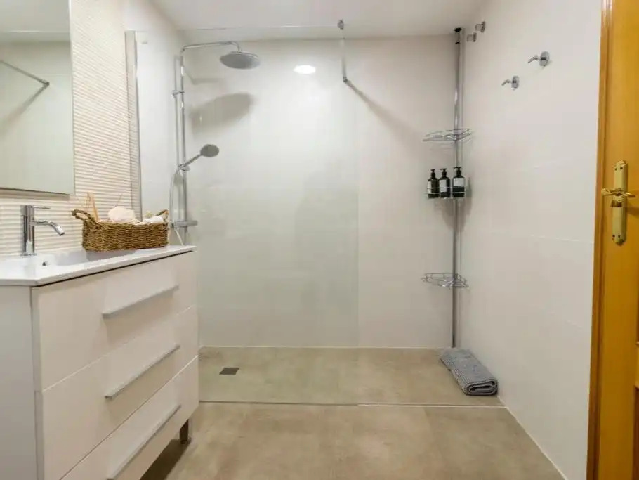 Apartamento de alquiler temporal con amplia terraza y vistas al golf en Guadalmina Alta