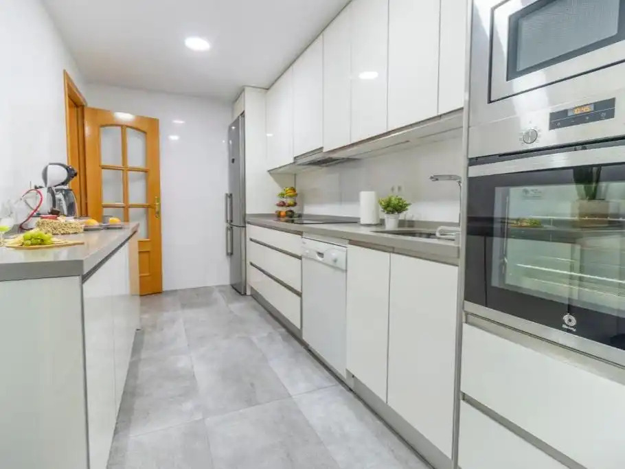 Apartamento de alquiler temporal con amplia terraza y vistas al golf en Guadalmina Alta