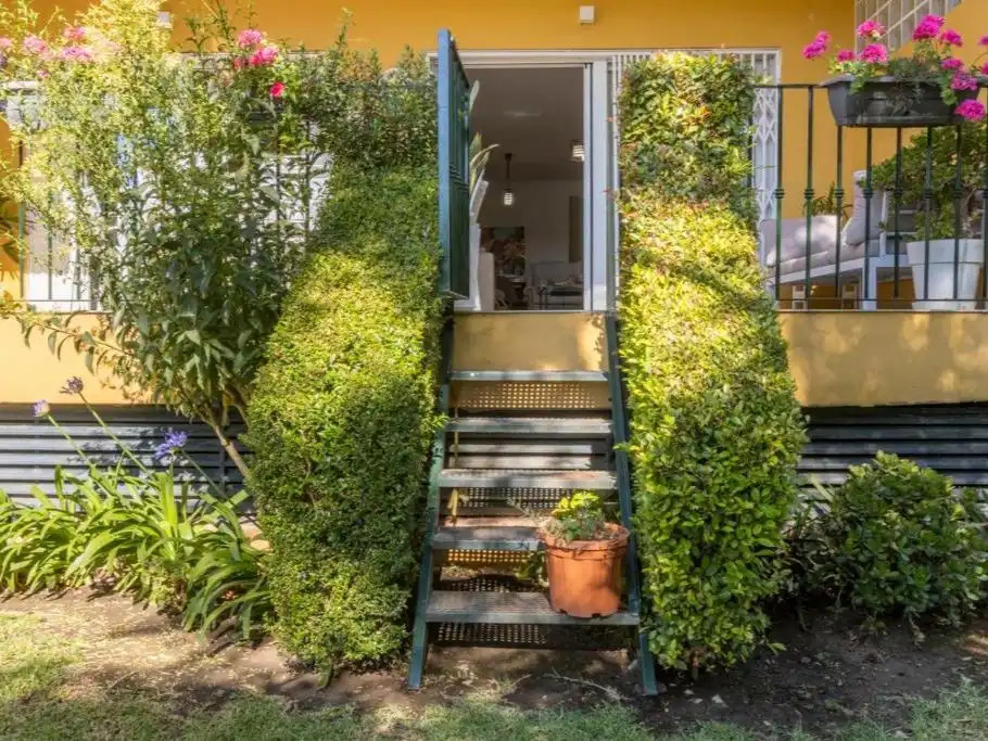 Apartamento de alquiler temporal con amplia terraza y vistas al golf en Guadalmina Alta