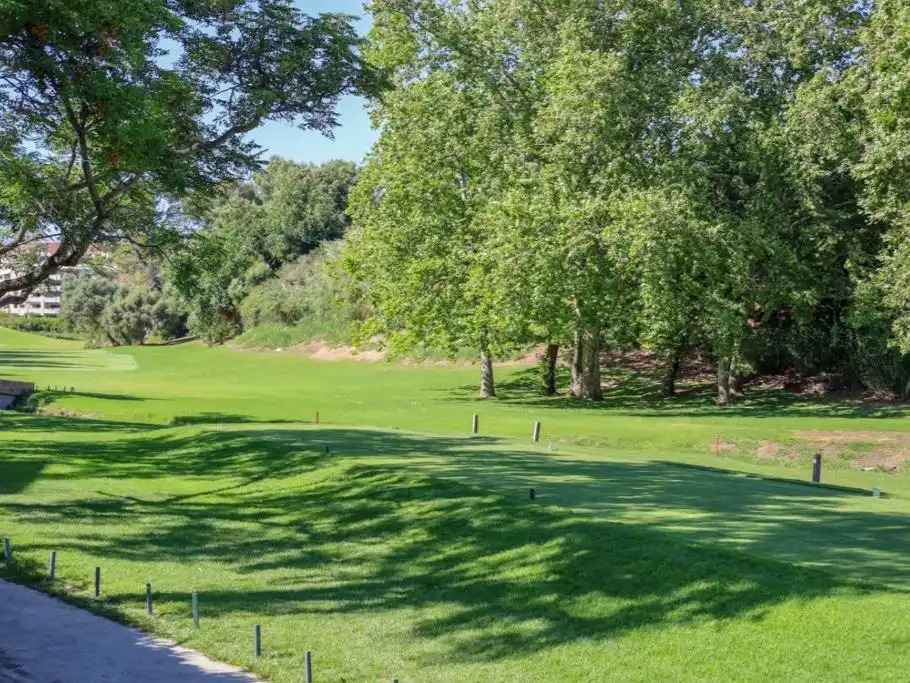 Apartamento de alquiler temporal con amplia terraza y vistas al golf en Guadalmina Alta