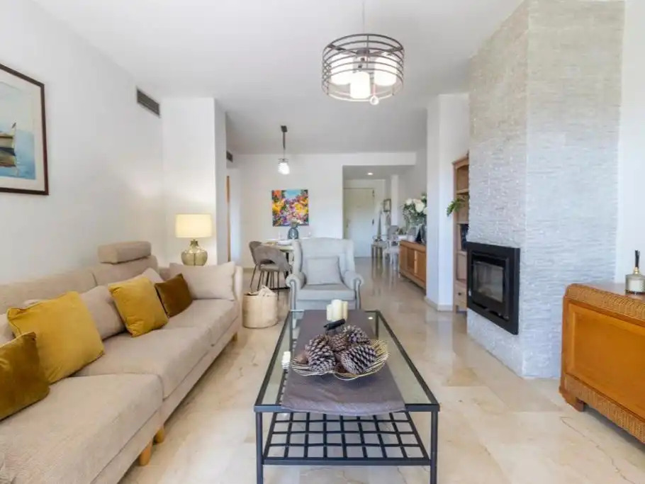 Apartamento de alquiler temporal con amplia terraza y vistas al golf en Guadalmina Alta