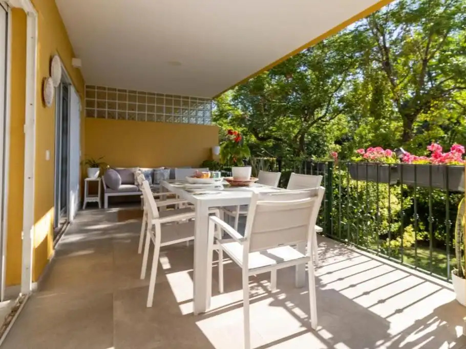 Apartamento de alquiler temporal con amplia terraza y vistas al golf en Guadalmina Alta