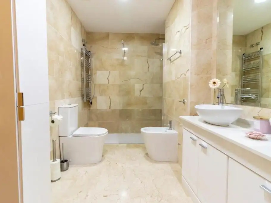 Apartamento de alquiler temporal con amplia terraza y vistas al golf en Guadalmina Alta