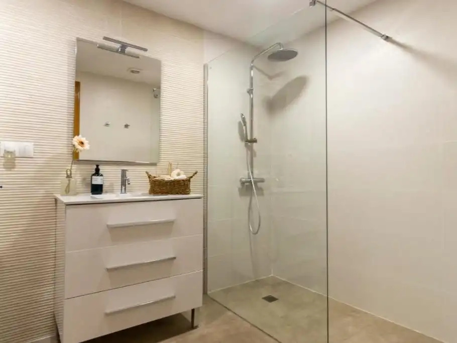 Apartamento de alquiler temporal con amplia terraza y vistas al golf en Guadalmina Alta