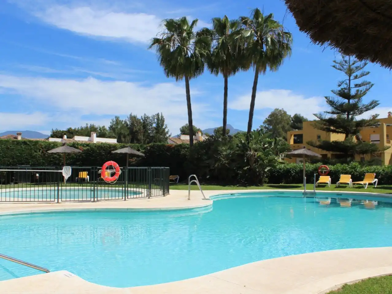 Apartamento de alquiler temporal con amplia terraza y vistas al golf en Guadalmina Alta