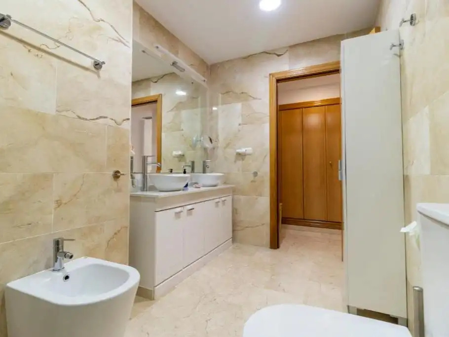 Apartamento de alquiler temporal con amplia terraza y vistas al golf en Guadalmina Alta