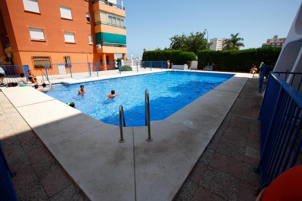APARTAMENTO CON TERRAZA Y VISTAS AL MAR EN TORREMOLINOS CENTRO