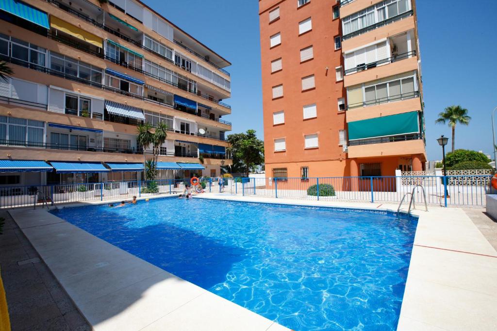 APARTAMENTO CON TERRAZA Y VISTAS AL MAR EN TORREMOLINOS CENTRO