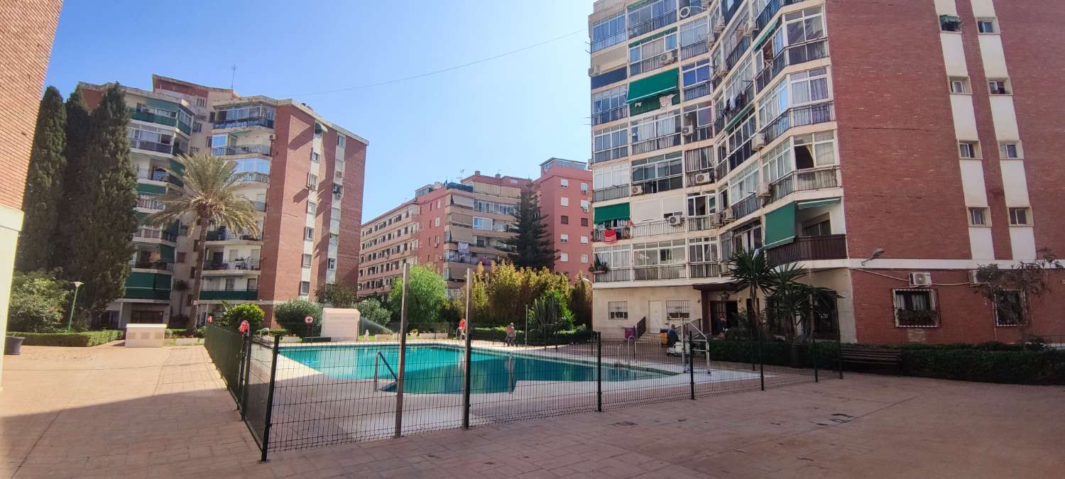 ESTUDIO REFORMADO CON PISCINA EN TORREMOLINOS