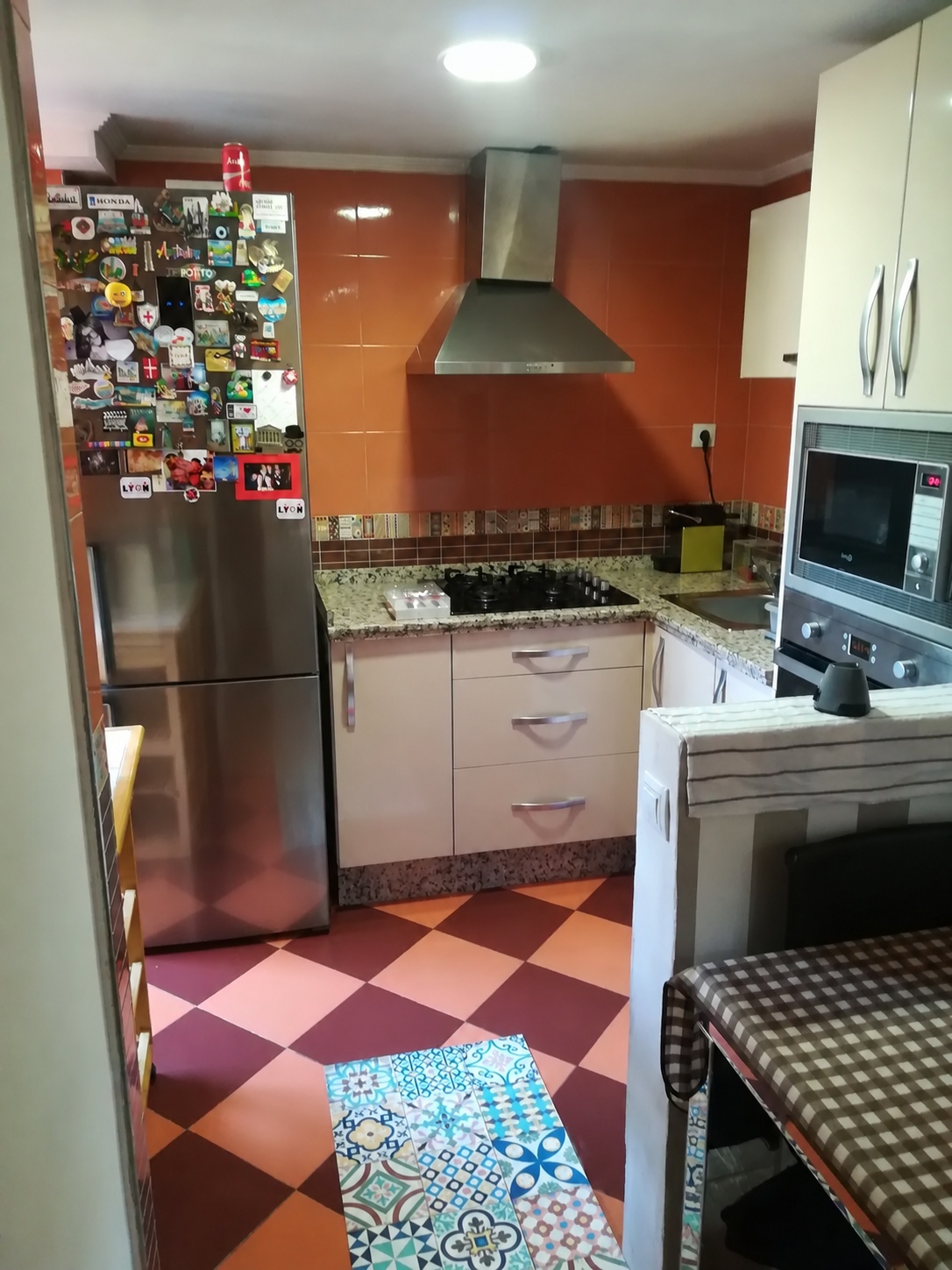 PISO TOTALMENTE REFORMADO CON TERRAZA EN CIUDAD JARDÍN – MÁLAGA  92 m² construidos | 79 m² útiles | 3 dormitorios | Terraza | Ascensor  Si buscas una vivie