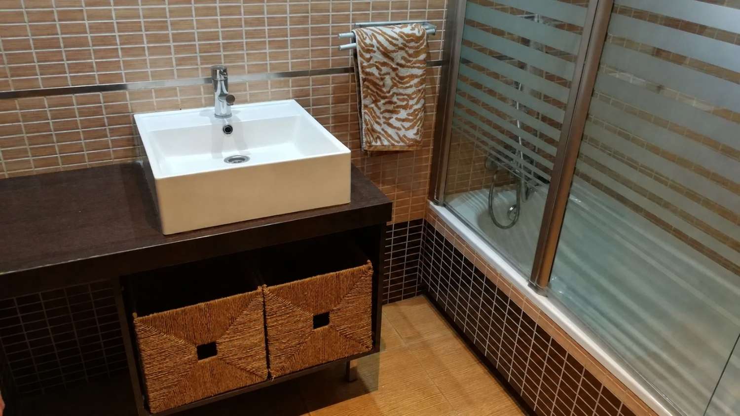 PISO TOTALMENTE REFORMADO CON TERRAZA EN CIUDAD JARDÍN – MÁLAGA  92 m² construidos | 79 m² útiles | 3 dormitorios | Terraza | Ascensor  Si buscas una vivie