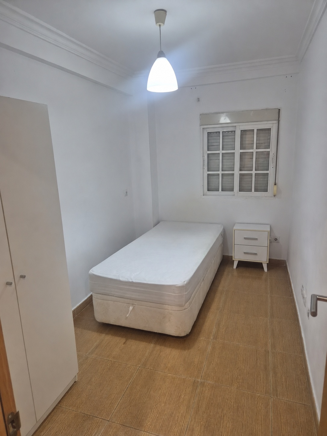 PISO TOTALMENTE REFORMADO CON TERRAZA EN CIUDAD JARDÍN – MÁLAGA  92 m² construidos | 79 m² útiles | 3 dormitorios | Terraza | Ascensor  Si buscas una vivie