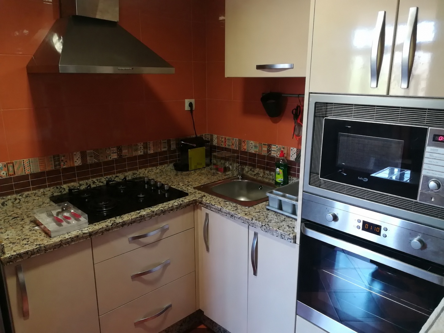 PISO TOTALMENTE REFORMADO CON TERRAZA EN CIUDAD JARDÍN – MÁLAGA  92 m² construidos | 79 m² útiles | 3 dormitorios | Terraza | Ascensor  Si buscas una vivie