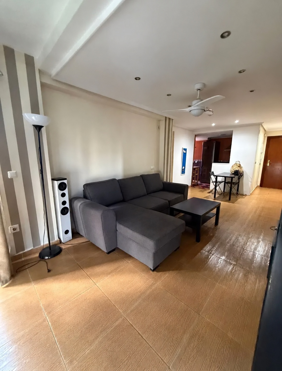 PISO TOTALMENTE REFORMADO CON TERRAZA EN CIUDAD JARDÍN – MÁLAGA  92 m² construidos | 79 m² útiles | 3 dormitorios | Terraza | Ascensor  Si buscas una vivie