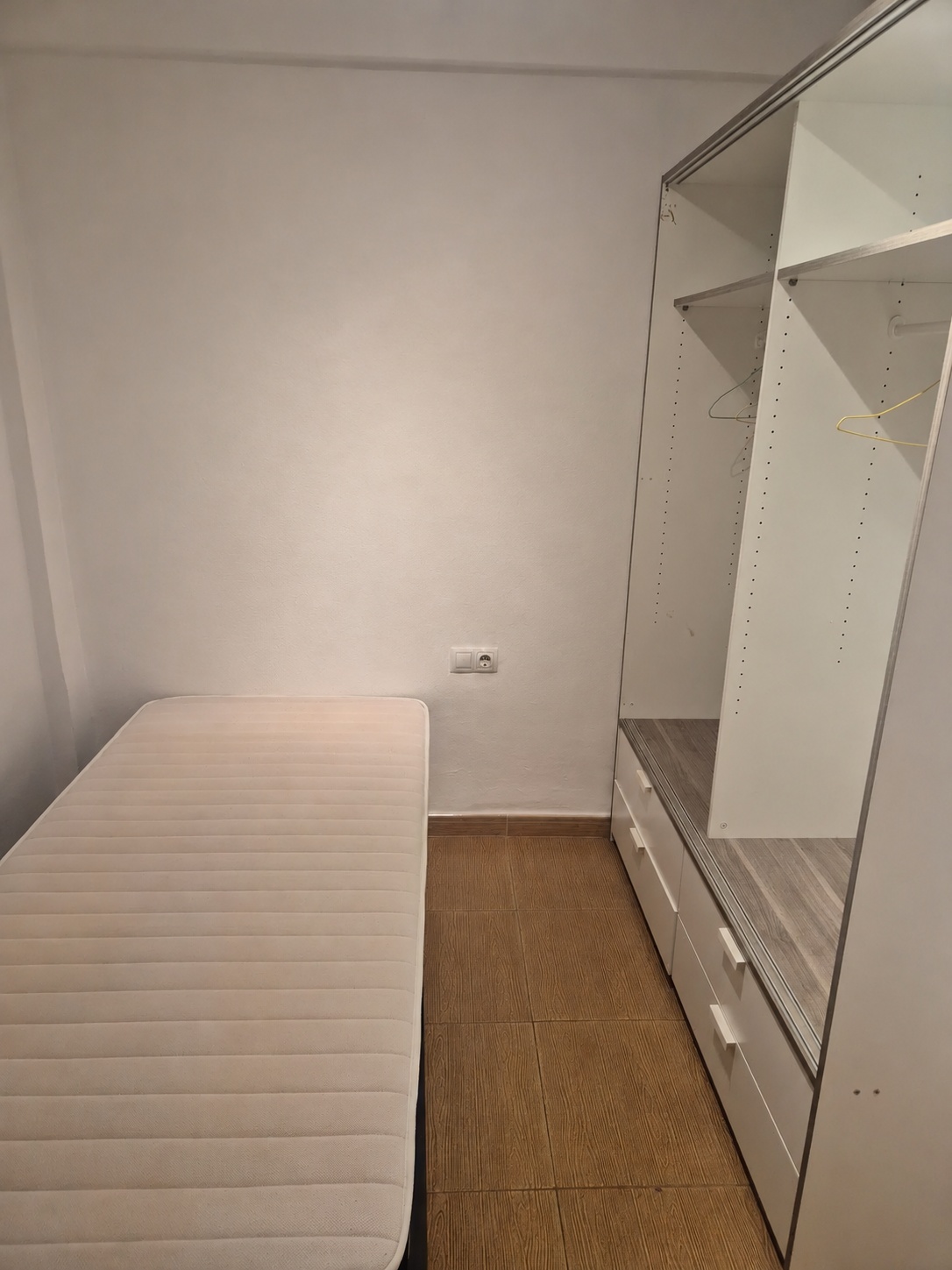 PISO TOTALMENTE REFORMADO CON TERRAZA EN CIUDAD JARDÍN – MÁLAGA  92 m² construidos | 79 m² útiles | 3 dormitorios | Terraza | Ascensor  Si buscas una vivie