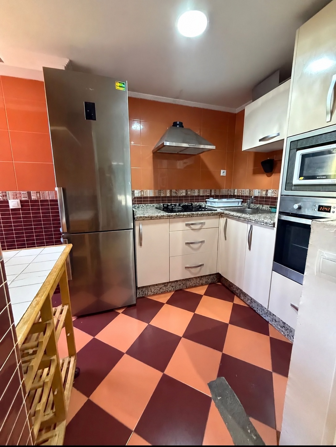 PISO TOTALMENTE REFORMADO CON TERRAZA EN CIUDAD JARDÍN – MÁLAGA  92 m² construidos | 79 m² útiles | 3 dormitorios | Terraza | Ascensor  Si buscas una vivie