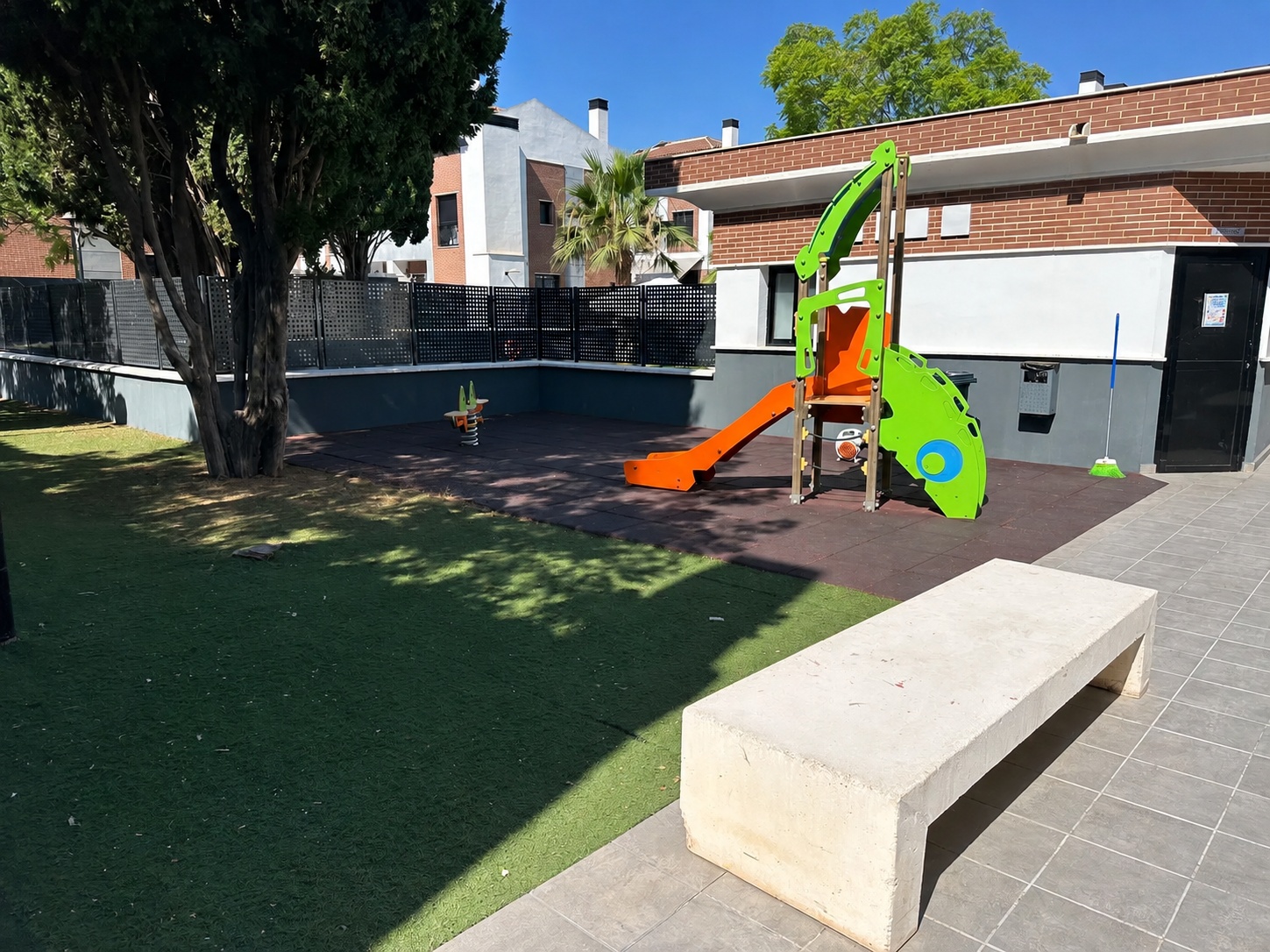 VIVIENDA UNIFAMILIAR CON TERRAZAS, SÓTANO Y DOS PLAZAS DE GARAJE EN CHURRIANA – MÁLAGA