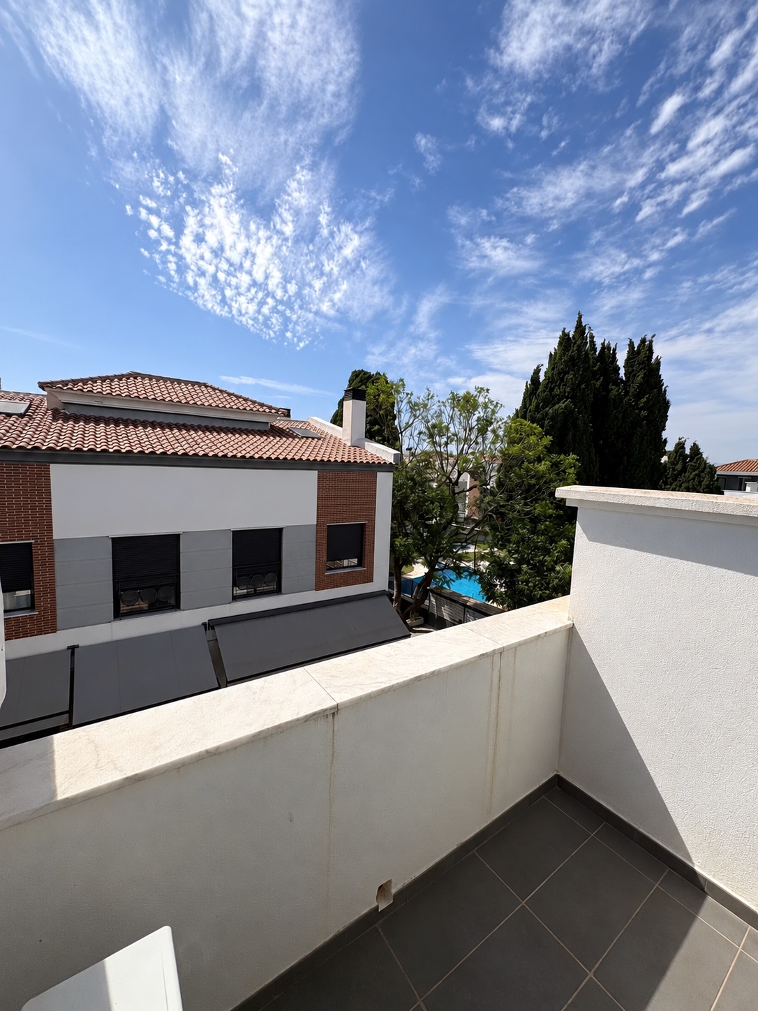 VIVIENDA UNIFAMILIAR CON TERRAZAS, SÓTANO Y DOS PLAZAS DE GARAJE EN CHURRIANA – MÁLAGA