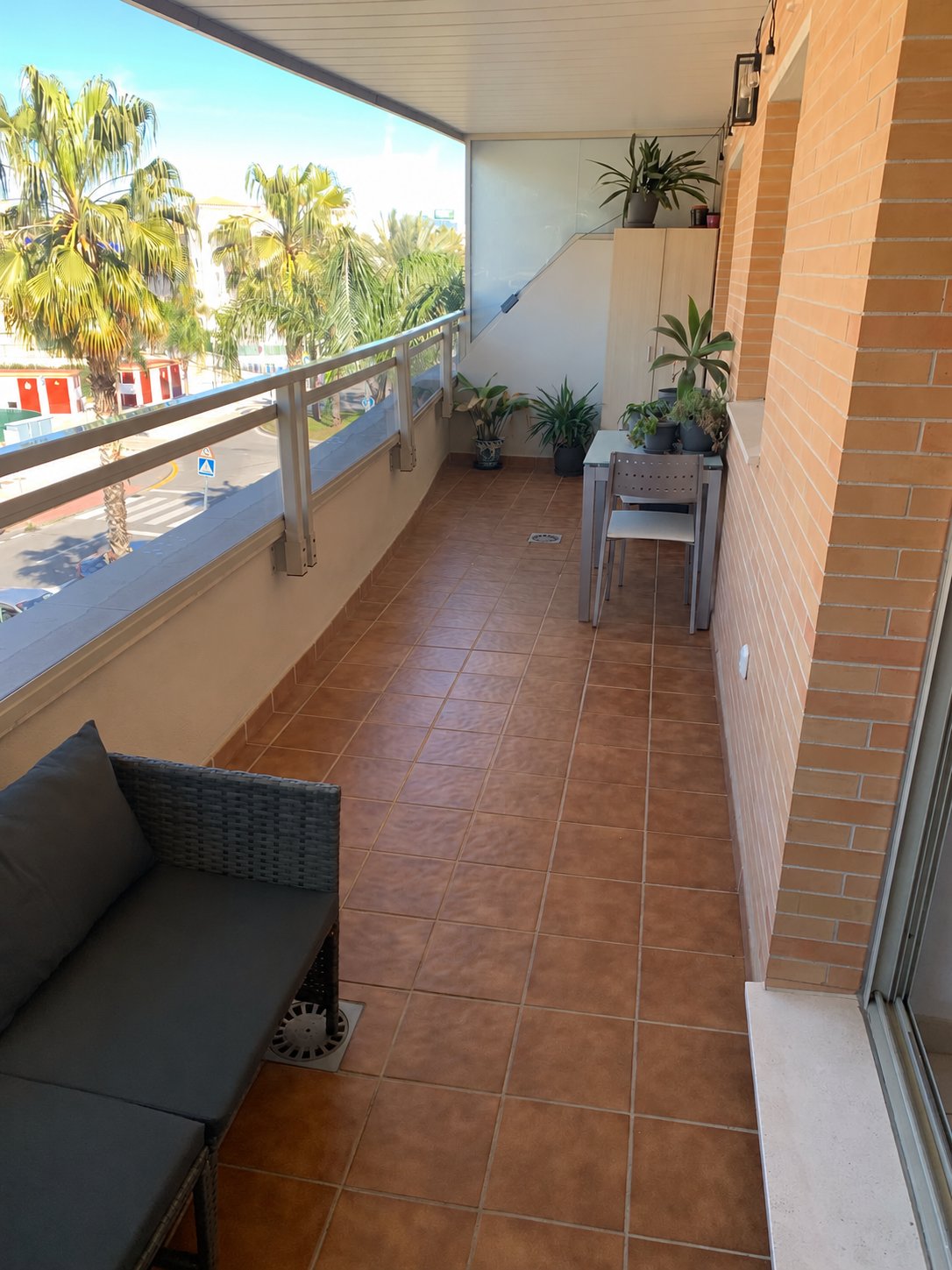 AMPLIO PISO CON GRAN TERRAZA, DOS GARAJES Y TRASTERO EN LA COLINA – TORREMOLINOS