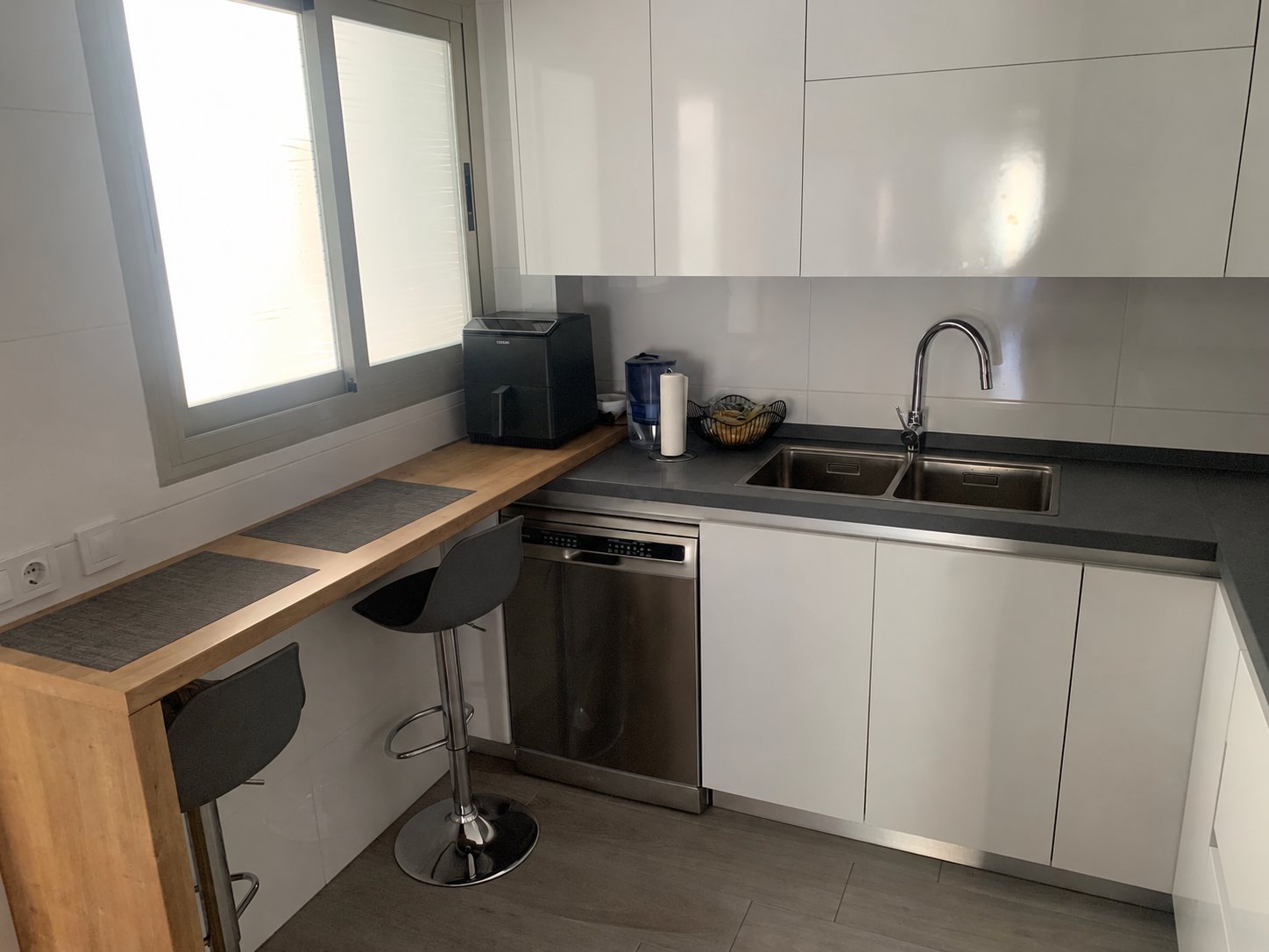 AMPLIO PISO CON GRAN TERRAZA, DOS GARAJES Y TRASTERO EN LA COLINA – TORREMOLINOS