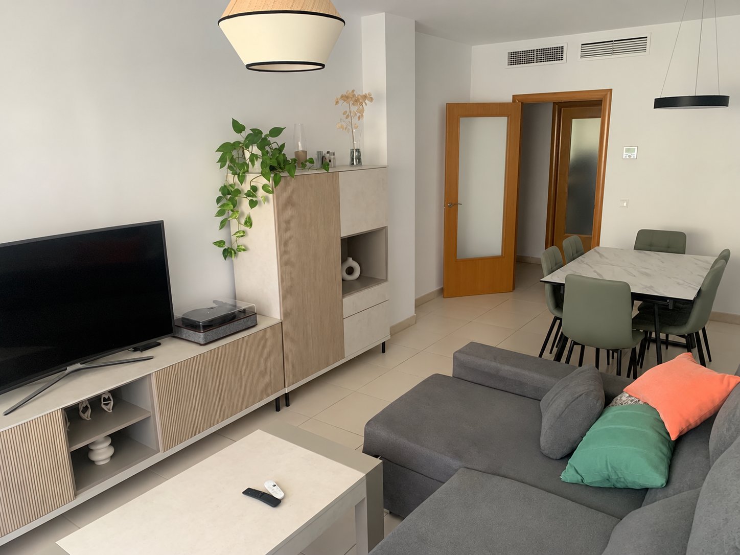 AMPLIO PISO CON GRAN TERRAZA, DOS GARAJES Y TRASTERO EN LA COLINA – TORREMOLINOS