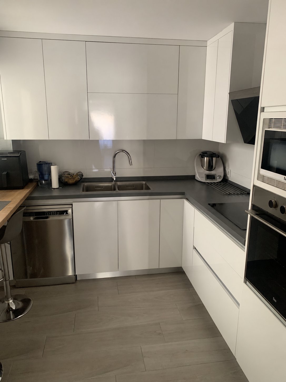 AMPLIO PISO CON GRAN TERRAZA, DOS GARAJES Y TRASTERO EN LA COLINA – TORREMOLINOS