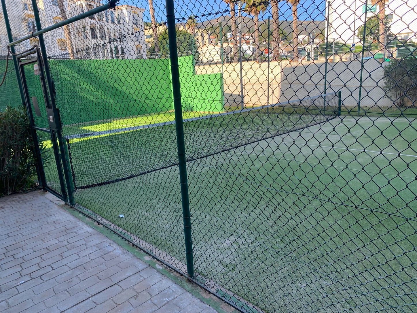 AMPLIO PISO CON GRAN TERRAZA, DOS GARAJES Y TRASTERO EN LA COLINA – TORREMOLINOS