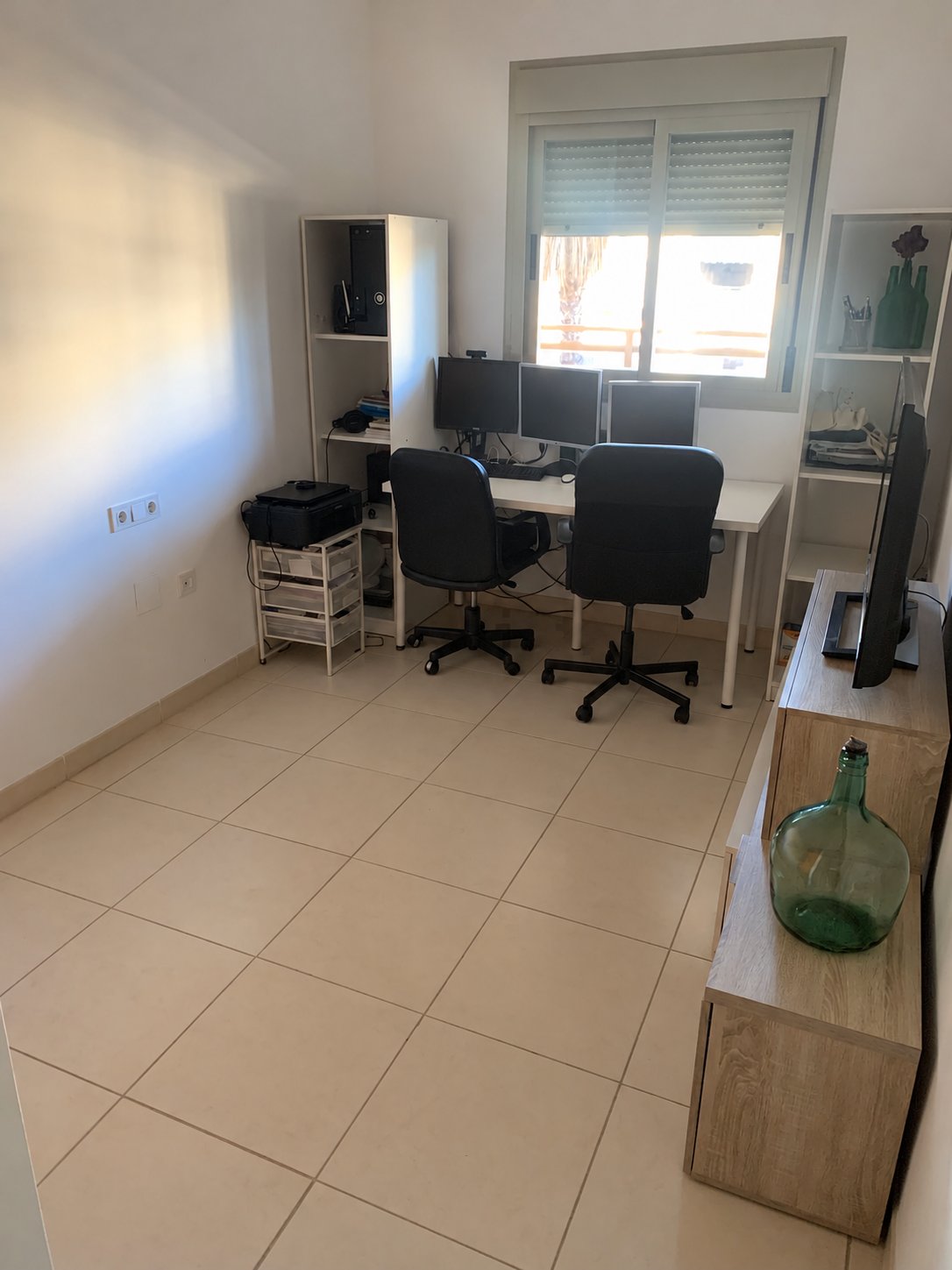 AMPLIO PISO CON GRAN TERRAZA, DOS GARAJES Y TRASTERO EN LA COLINA – TORREMOLINOS