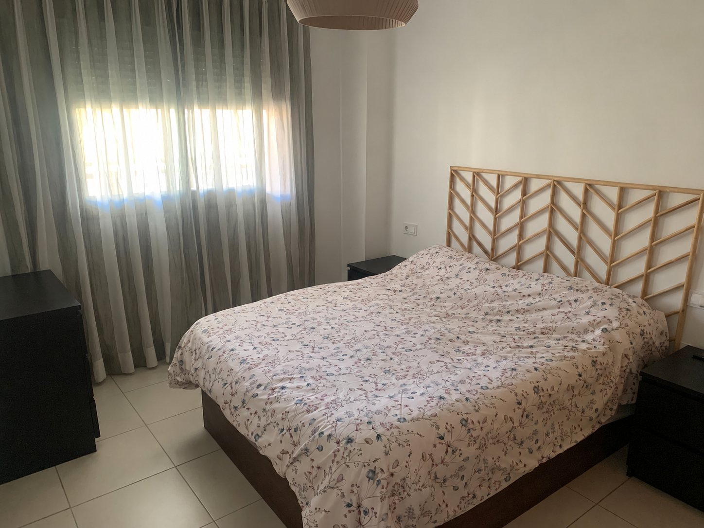 AMPLIO PISO CON GRAN TERRAZA, DOS GARAJES Y TRASTERO EN LA COLINA – TORREMOLINOS